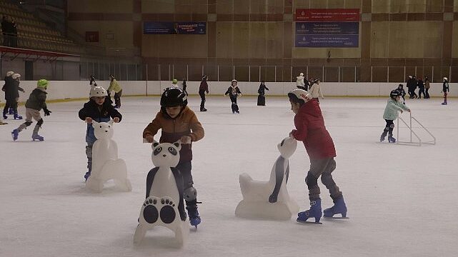 Maltepeli çocuklar tatilin keyfini buz pistinde çıkardı