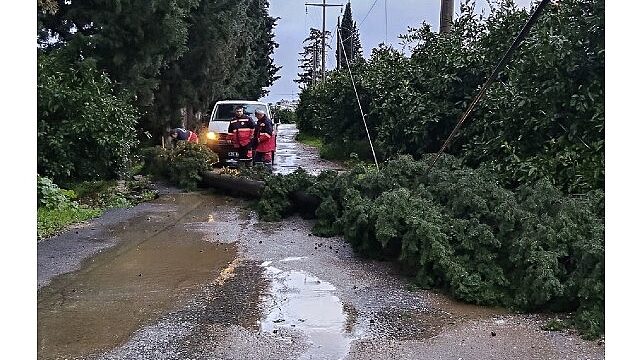 Menderes Belediyesi Yoğun Yağışlarda Sahada