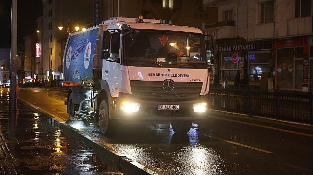 Nevşehir Belediyesi Ekipleri Atatürk Bulvarı’nda Temizlik Yaptı