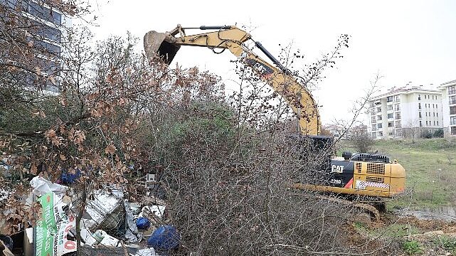 Nilüfer Belediyesi Balkan Mahallesi’nde kaçak barakaları yıktı