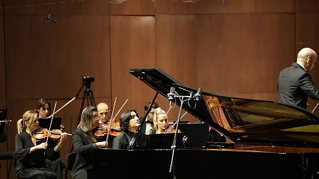 Şef Giuseppe Mengoli ve piyanist Cem Babacan  İstanbul Devlet Senfoni Orkestrası sahnesinde buluştu