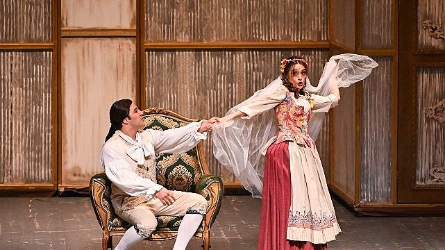 Sınıfsal Gerilimlerin Mizahla Buluştuğu Başyapıt: “Figaro’nun Düğünü” Yeniden İZDOB Sahnesinde