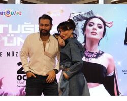 Tuğba Ünal, Dünya Sarılma Günü kapsamında hayranlarıyla buluştu