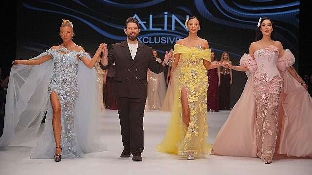 Ünlü mankenlerden net mesaj: ‘Bayrağımız Kırmızı Çizgimizdir’