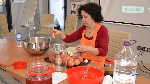 Üretici Pazarında çocuklara tohum, ailelerine sirke yapım atölyesi