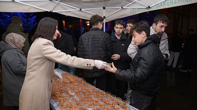 Berat Kandili’nde Lokma İkramı