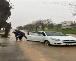 Büyükşehir’in zabıtası İzmirliyi sırtında taşıdı