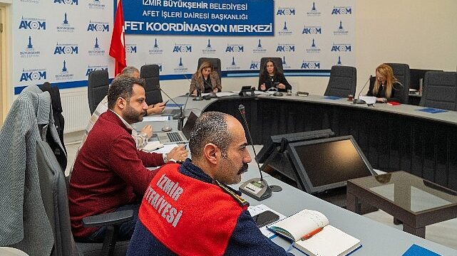 İzmir Büyükşehir Belediyesi’nden turuncu kod alarmı: Kriz masası devrede, tüm birimler sahada
