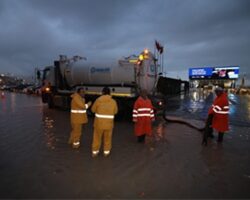 İzmir’de yağış ve deniz seviyesi hareketliliğine anlık müdahale