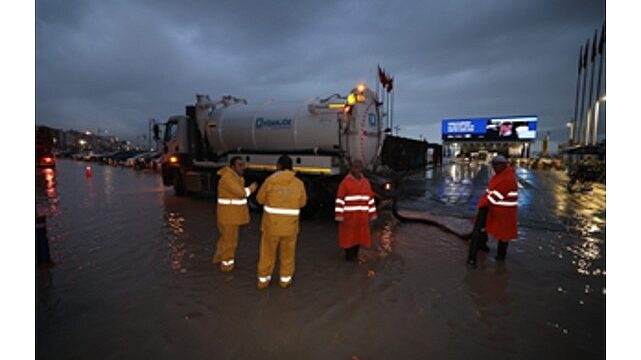 İzmir’de yağış ve deniz seviyesi hareketliliğine anlık müdahale