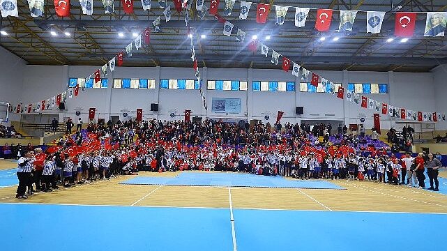 Karabağlar ’da Sömestr Spor Şenliği Bayram Havasında Geçti