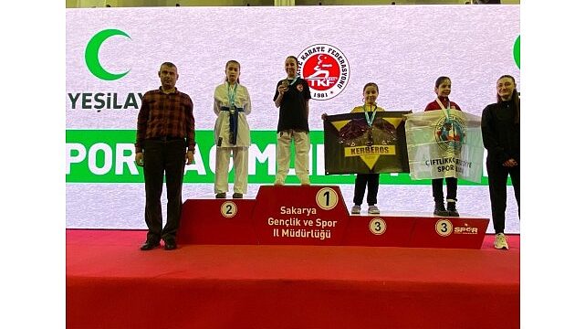 Kartepeli Karateciler Sakarya’da Kürsüyü Kapatmadı