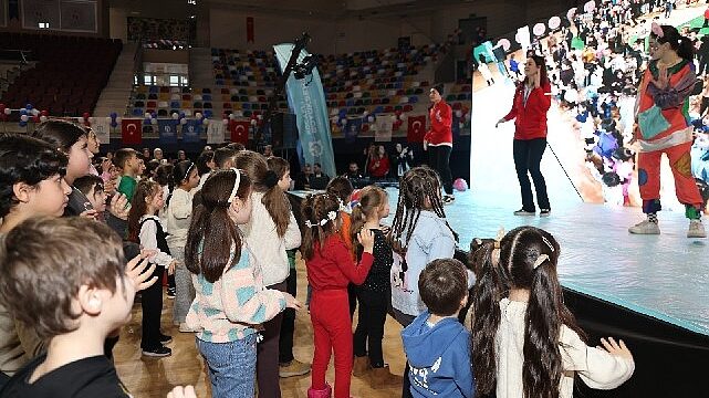 “Okula Bi’ Mola”, İzmit’te salona sığmadı