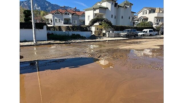 Şiddetli yağış sonrası 50 traktör balçık ve kum temizlendi