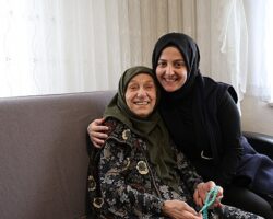 92 Yaşındaki Neriman Teyze’ye Duygu Dolu Doğum Günü Sürprizi