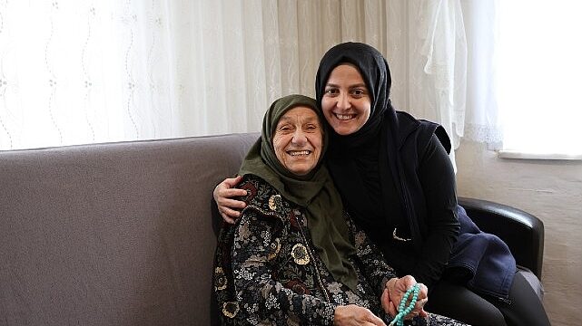 92 Yaşındaki Neriman Teyze’ye Duygu Dolu Doğum Günü Sürprizi