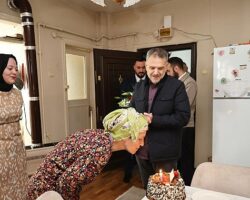 Akın’dan kanseri yenen vatandaşa sürpriz