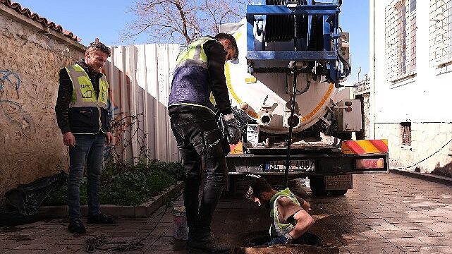ASAT’tan Kaleiçi’nde kanalizasyon hattı temizliği