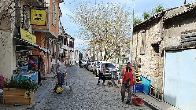Ayvalık’ta Temizlik Seferberliği Sürüyor