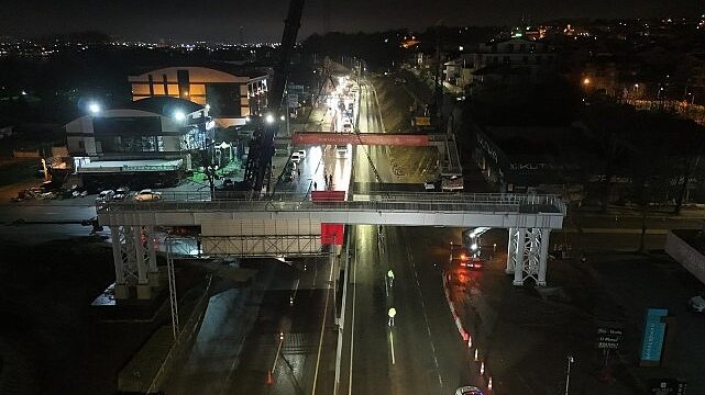 Başiskele Kavşağı’nda ‘78 tonluk’ gece mesaisi