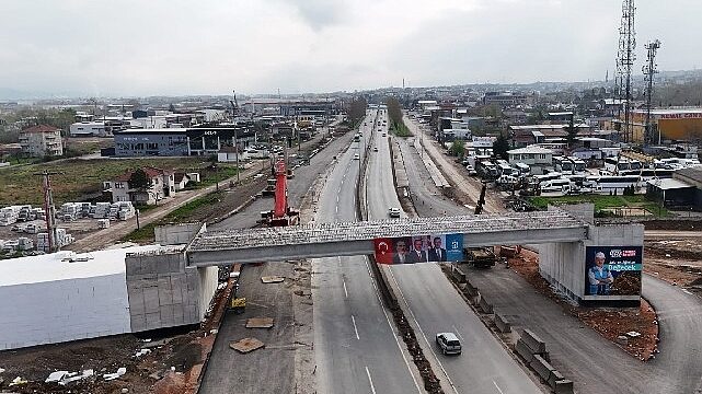 Başiskele Kavşağı’nda dev kirişler 9 saatte yerleştirildi