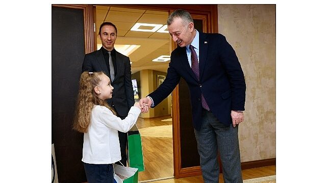 Başkan Büyükakın,  koltuğu çocuklara bıraktı