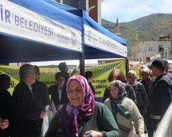 Başkan Çerçioğlu Ata Tohumlarından Yetiştirilen Binlerce Fideyi Karacasu ve Koçarlı’da Vatandaşlarla Buluşturdu