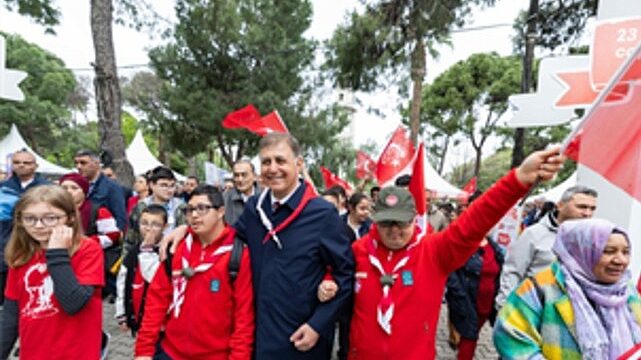 Başkan Tugay çocuklarla 23 Nisan coşkusunu paylaştı