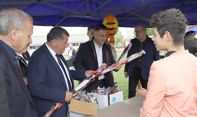 Bayındır’da 23 Nisan Coşkusu Gökyüzüne Taşındı: Stadyumda Uçurtma Şenliği