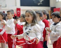 Bayraklı’da 23 Nisan Programları Çocukların Yoğun Katılımıyla Devam Ediyor