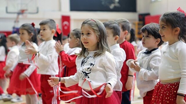 Bayraklı’da 23 Nisan Programları Çocukların Yoğun Katılımıyla Devam Ediyor
