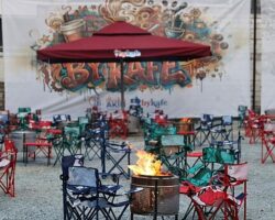 Bayrampaşa’da By Kafe açıldı: İbrahim Akın gençleri ateş başında sohbete davet etti