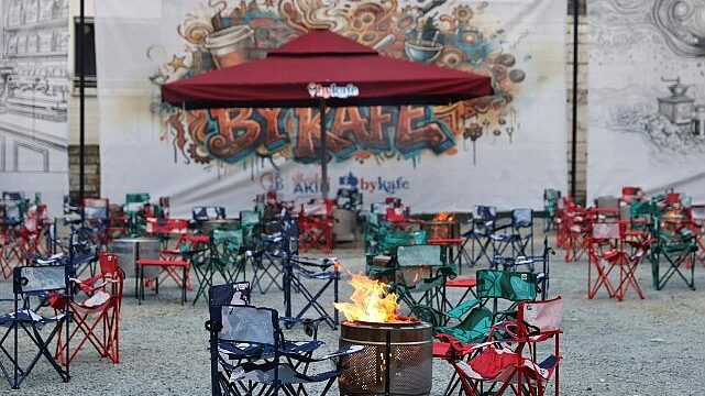 Bayrampaşa’da By Kafe açıldı: İbrahim Akın gençleri ateş başında sohbete davet etti
