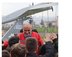 Bu İlçede Sınava Giren Öğrencileri İnsansı Robot Karşılıyor