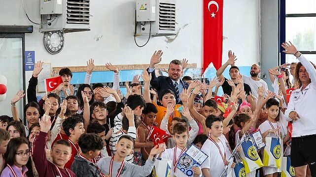 Buca’da 23 Nisan coşkusu havuza taşındı