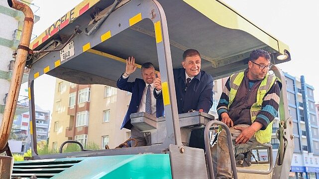Buca’da asfalt seferberliği: Başkan Tugay ve Başkan Duman sahada!