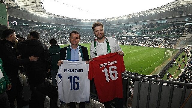 Bursaspor Tribünlerinde Kardeşlik ve Coşku Bir Arada