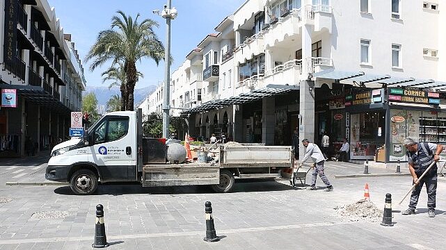 Büyükşehir ekiplerinden Kemer Liman Caddesi’nde çalışma