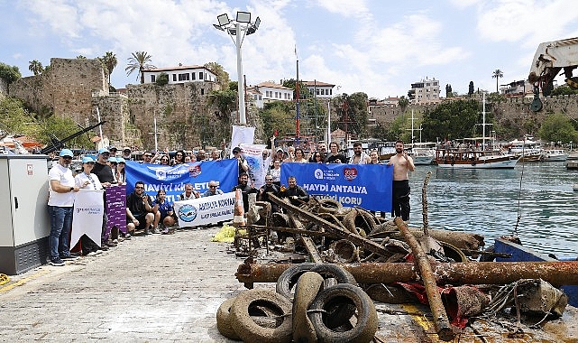 Büyükşehir’den Yat Limanı’nda deniz dip temizliği