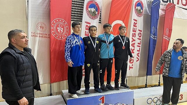 Büyükşehirli Güreşçilerden Madalya Yağmuru