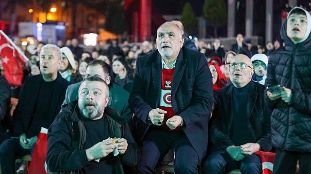 Canik’te Tribün Ruhu Meydana Taşındı: Dev Ekranla Milli Maç Coşkusu Yaşandı