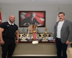 Dikili Belediyesi’nin Gururu Yılmaz Acar Şampiyonluğa Doymuyor