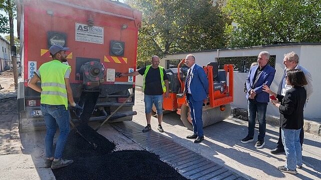 Gaziemir’de 32 bin 191 metrekarelik alandaki yol ve kaldırımlar yenilendi