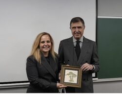 Geleceğin Profesyonelleri, Ahmet Pura ile “Hayat Güneşli Bir Sağanak” Konferansı’nda Bir Araya Geldi