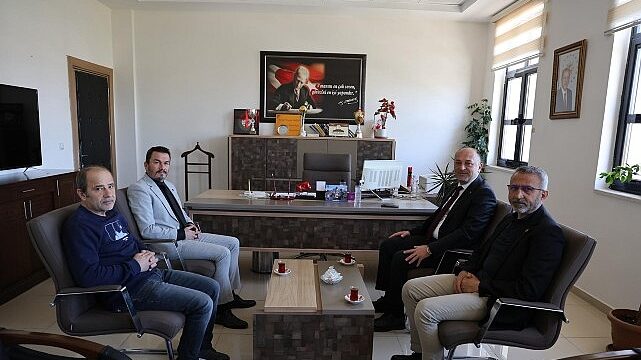 Geyve Belediye Başkanı Selçuk Yıldız’dan Okullara Moral Ziyareti: Öğretmenlere Gül, Öğrencilere Başarı Dileği