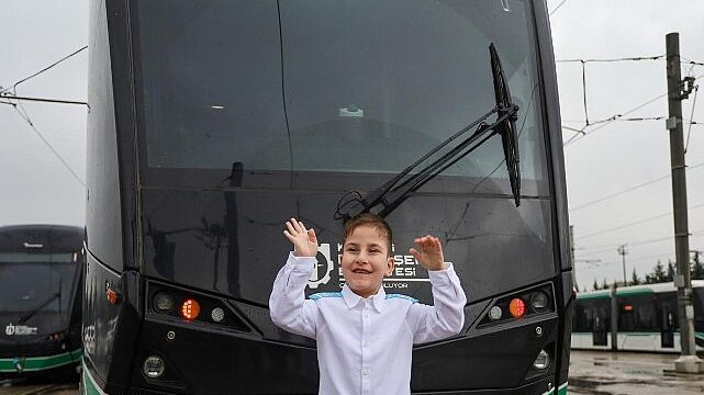 Hayal etti, 6 yaşında vatman oldu