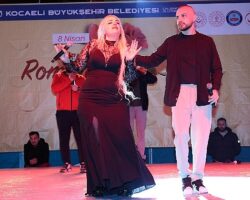 ‘İlle de Roman olsun’ Kent Meydanı’nı salladı