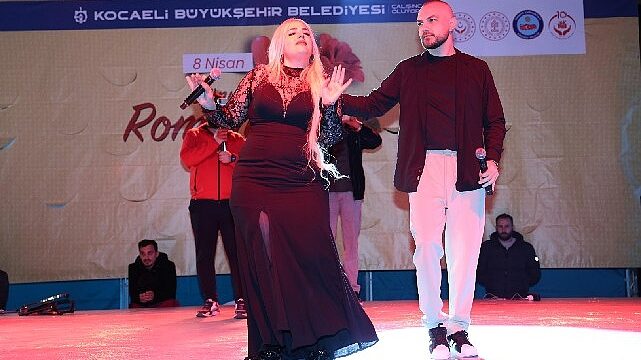 ‘İlle de Roman olsun’ Kent Meydanı’nı salladı