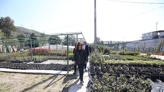 Karşıyaka Belediyesi üretiyor, parklar çiçek açıyor