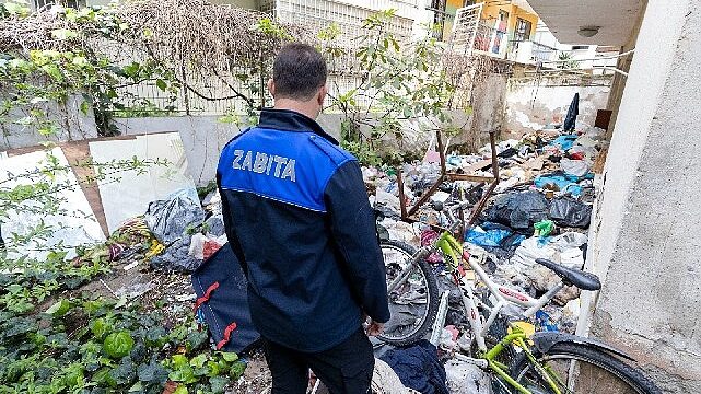 Karşıyaka Belediyesi’nden çöp eve müdahale: 3 ton çöp çıkarıldı